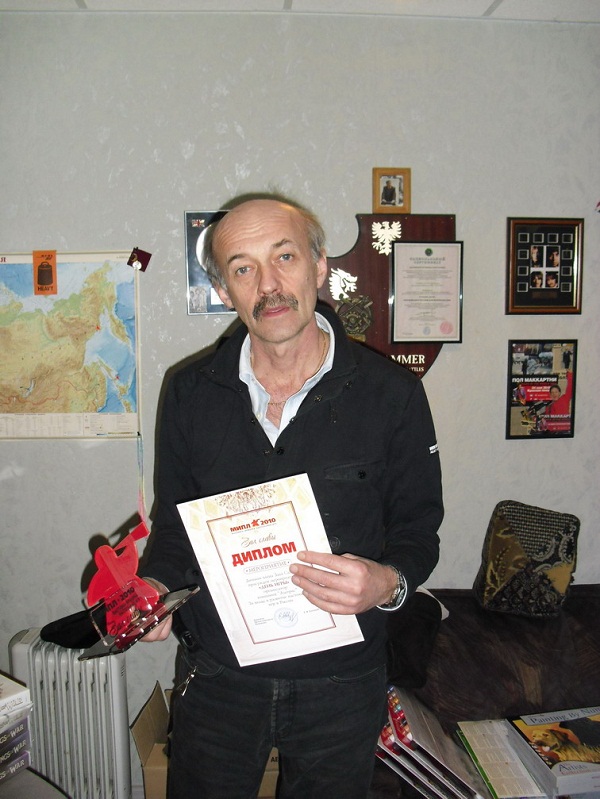 Знак получает директор компании «Алегрис», главный организатор «Дня игры», Алексей Григорьевич Синяткин, в офисе компании Знак получает директор компании «Алегрис», главный организатор «Дня игры», Алексей Григорьевич Синяткин, в офисе компании